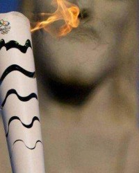 狗子28.com-新冠影响日子不好过 巴西人卖里约奥运火炬渡难关