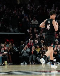 狗子28.com-【菜鸟】杨瀚森6分4板1帽+损失2000刀 克尼佩尔失准13分&amp;三分6中1